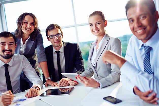 Personas de negocios sonrientes teniendo una reunión de negocios