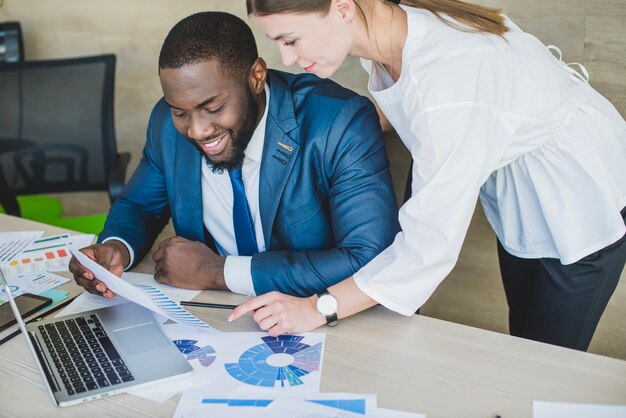 Personas de negocios sonrientes