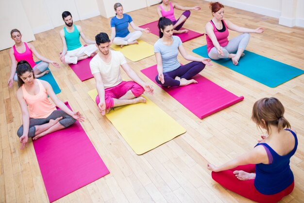 Personas con las piernas cruzadas en un gimnasio