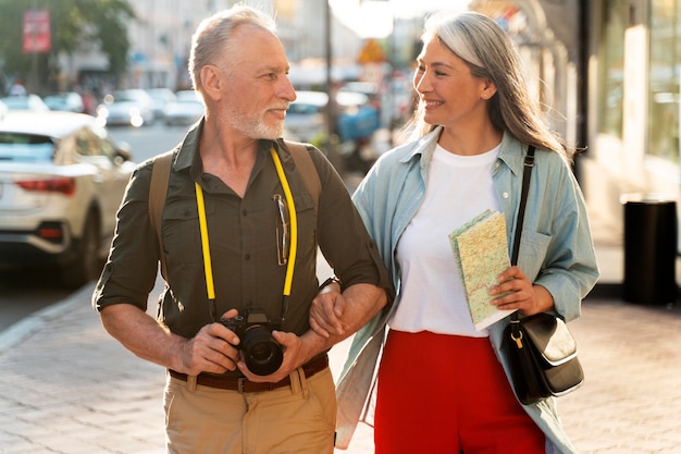 Foto gratuita personas de plano medio con cámara