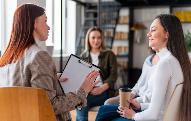 Personas de plano medio discutiendo en terapia