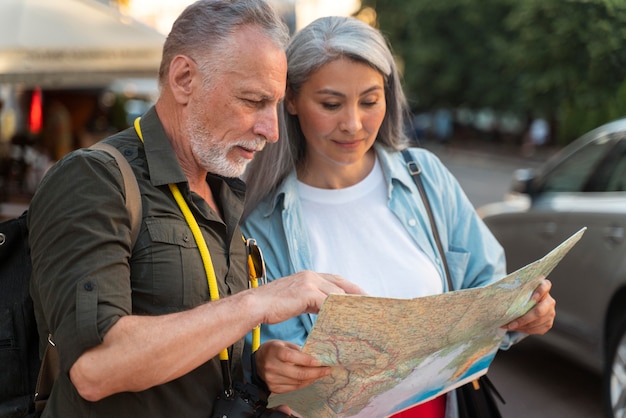 Foto gratuita personas de plano medio con mapa