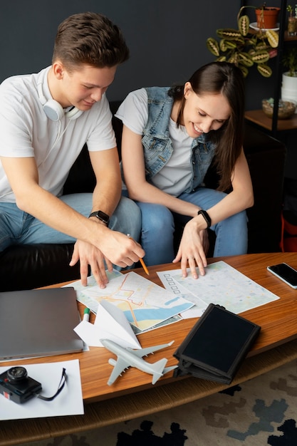 Foto gratuita personas de plano medio que planean un viaje con mapa.