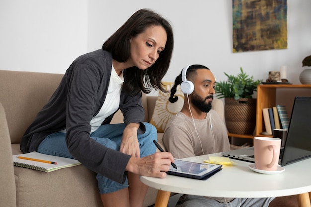 Personas de plano medio que trabajan desde casa