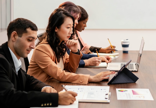 Foto gratuita personas de plano medio trabajando juntas