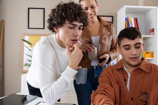 Personas de plano medio trabajando juntas