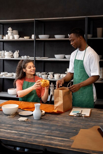 Personas de plano medio trabajando juntas