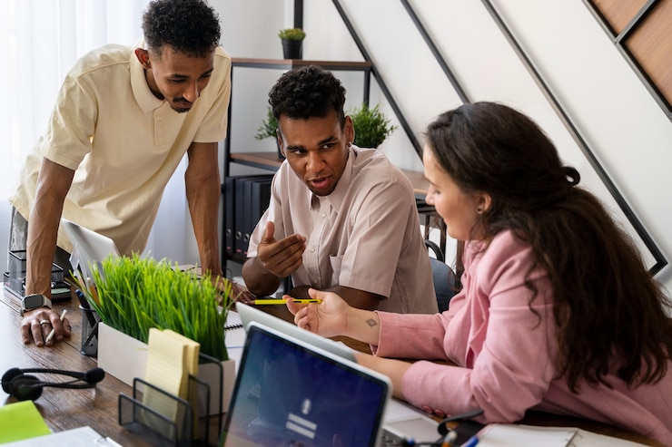 Foto gratuito personas de plano medio trabajando juntas