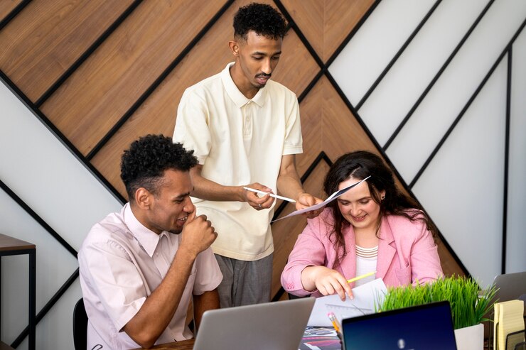 Foto gratuito personas de plano medio trabajando juntas