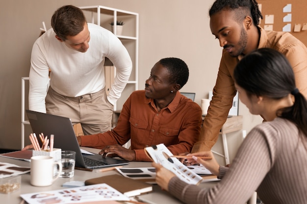 Personas de plano medio trabajando juntas