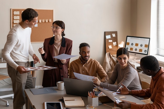 Foto gratuita personas de plano medio trabajando juntas