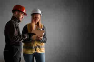 Foto gratuita personas de plano medio trabajando juntas