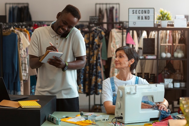 Personas de plano medio trabajando juntas