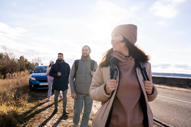 Personas de plano medio viajando juntas