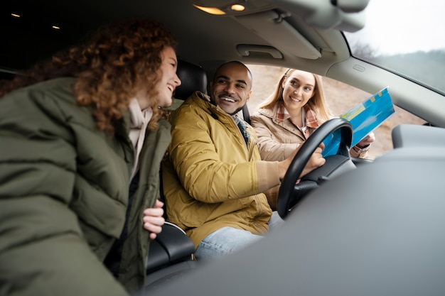 Personas de plano medio viajando juntas