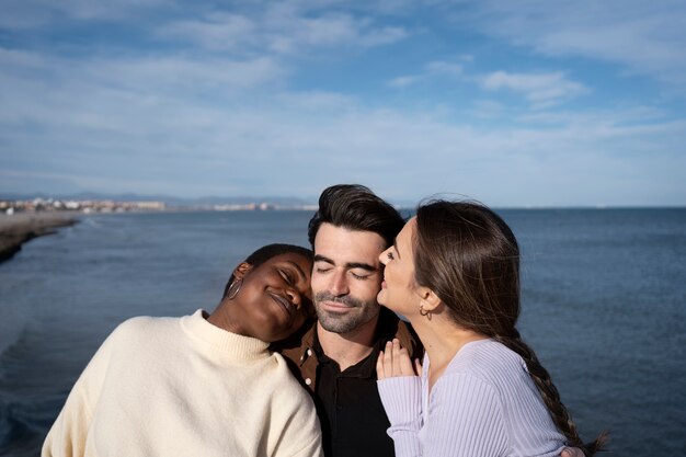 Foto gratuita personas poliamorosas que pasan tiempo juntas