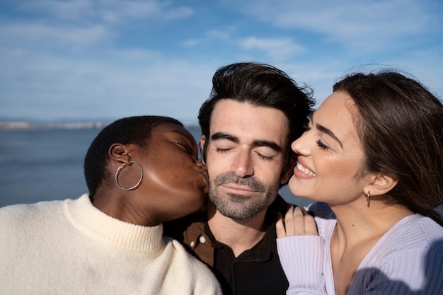 Foto gratuita personas poliamorosas que pasan tiempo juntas