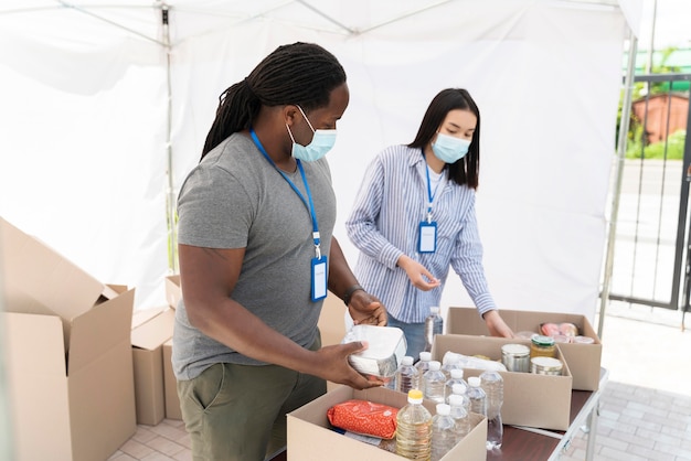 Personas preparando un banco de alimentos benéfico para personas pobres