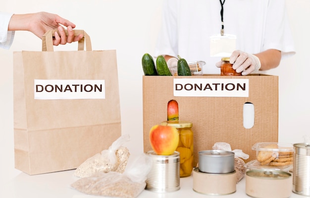 Personas preparando bolsas para donar con comida