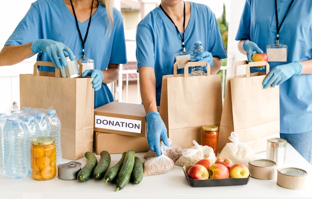 Personas preparando bolsas con provisiones para el día de la comida