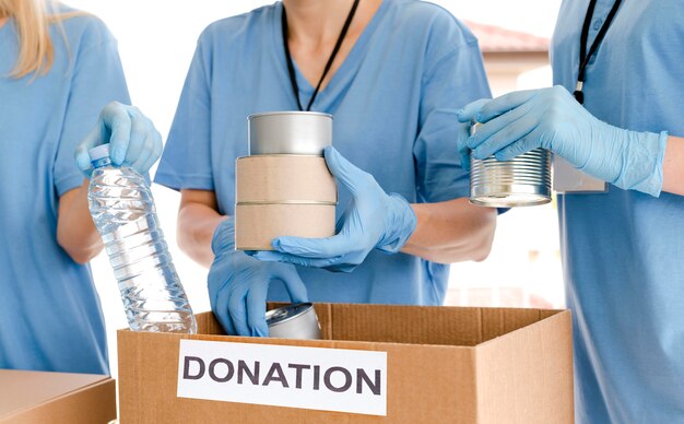 Personas preparando cajas con comida para donación