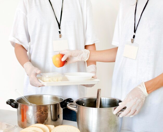 Personas preparando comida para donación