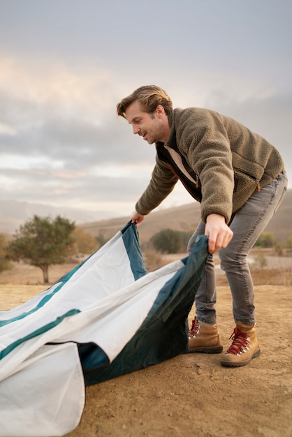 Personas preparando su carpa para acampar en invierno.