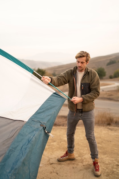 Personas preparando su carpa para acampar en invierno.