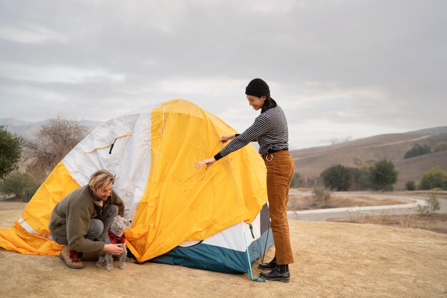 Personas preparando su carpa para acampar en invierno.