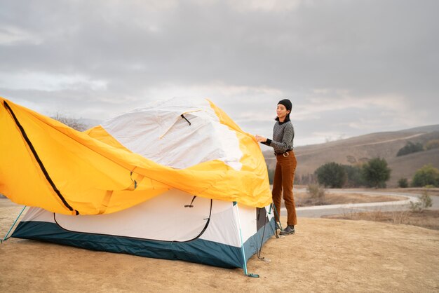 Personas preparando su carpa para acampar en invierno.