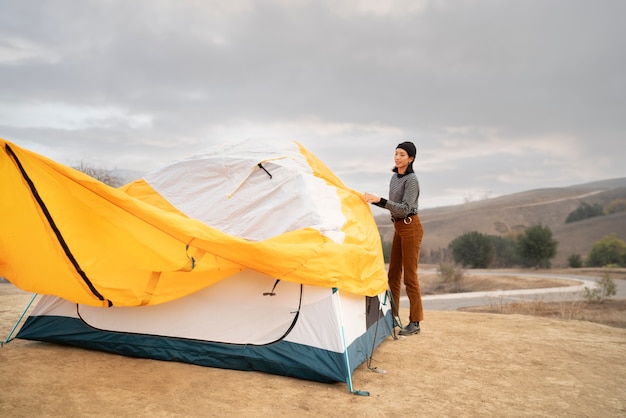 Personas preparando su carpa para acampar en invierno.