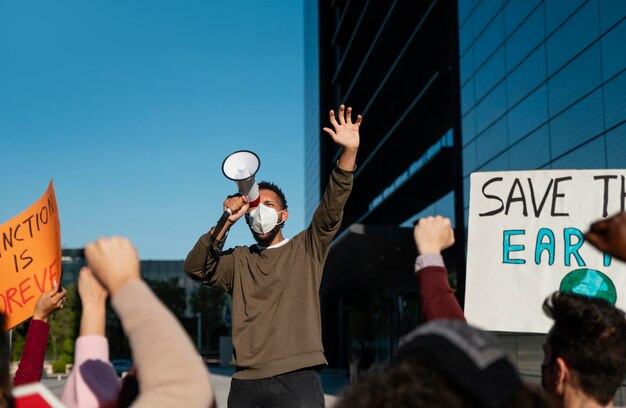 Personas en protesta ambiental con máscara.