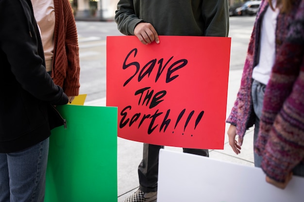 Personas en una protesta del día mundial del medio ambiente con pancartas al aire libre