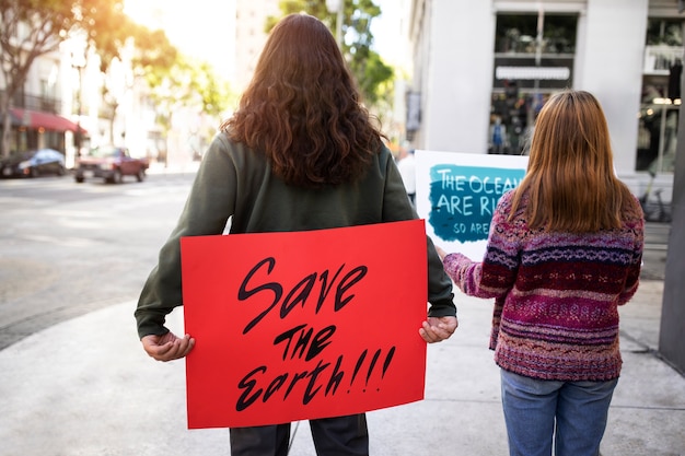 Personas en una protesta del día mundial del medio ambiente con pancartas al aire libre