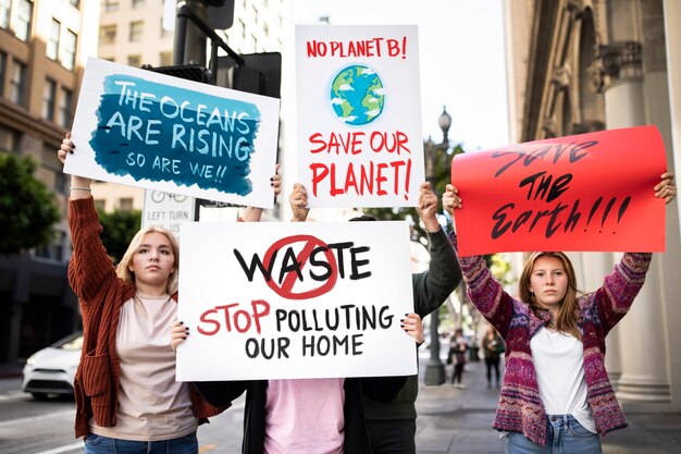 Personas en una protesta del día mundial del medio ambiente con pancartas al aire libre