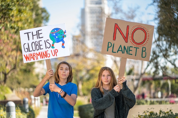 Personas en una protesta del día mundial del medio ambiente con pancartas al aire libre