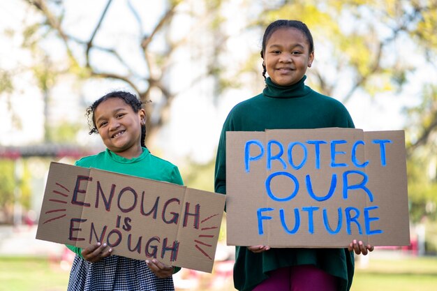 Personas en una protesta del día mundial del medio ambiente con pancartas