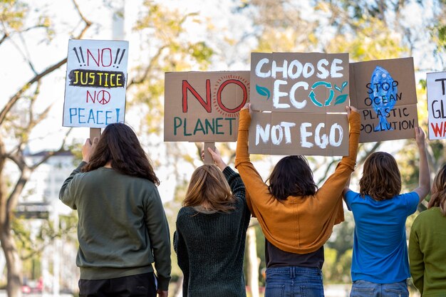 Personas en una protesta del día mundial del medio ambiente con pancartas