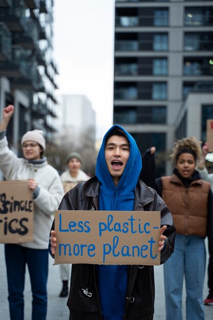 Personas protestando por el día mundial del medio ambiente.