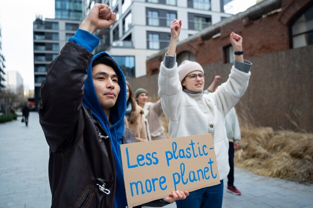 Personas protestando por el día mundial del medio ambiente.