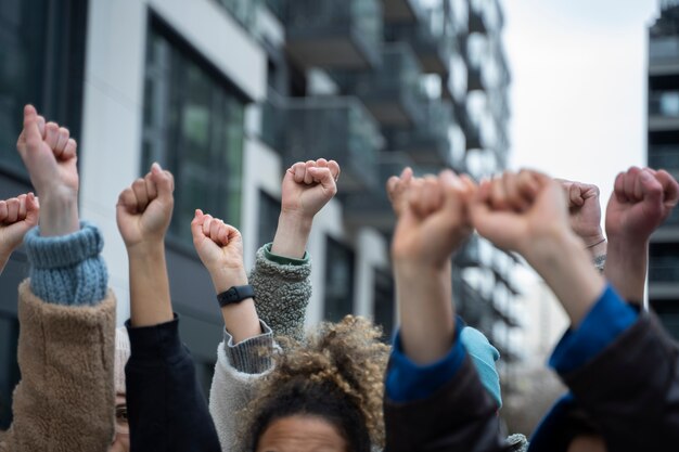 Personas protestando por el día mundial del medio ambiente.