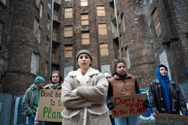 Personas protestando por el día mundial del medio ambiente.