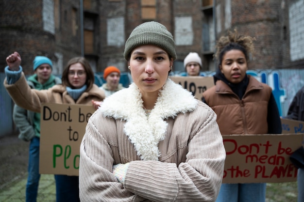 Foto gratuita personas protestando por el día mundial del medio ambiente.