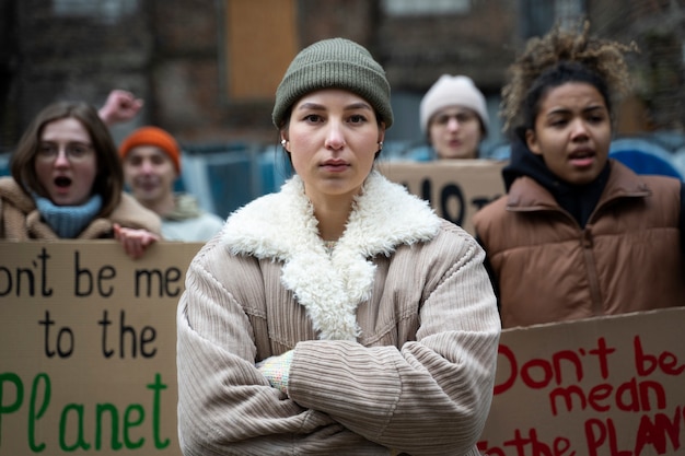 Foto gratuita personas protestando por el día mundial del medio ambiente.