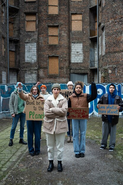 Personas protestando por el día mundial del medio ambiente.