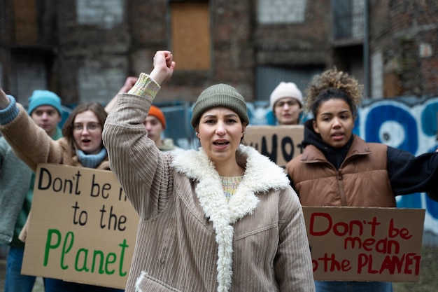 Personas protestando por el día mundial del medio ambiente.