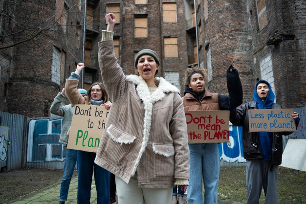 Personas protestando por el día mundial del medio ambiente.