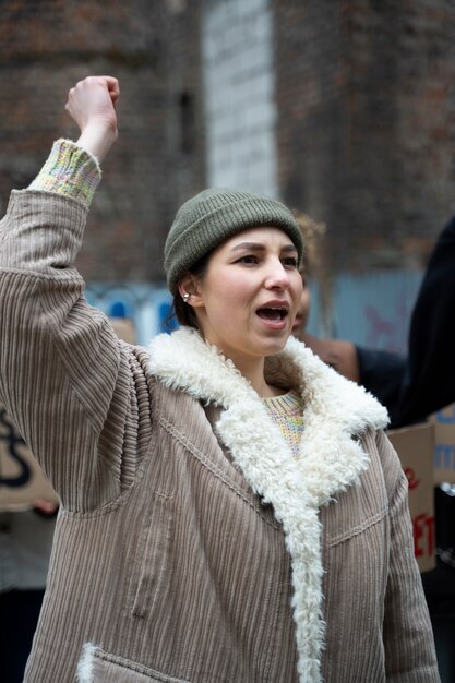 Personas protestando por el día mundial del medio ambiente.