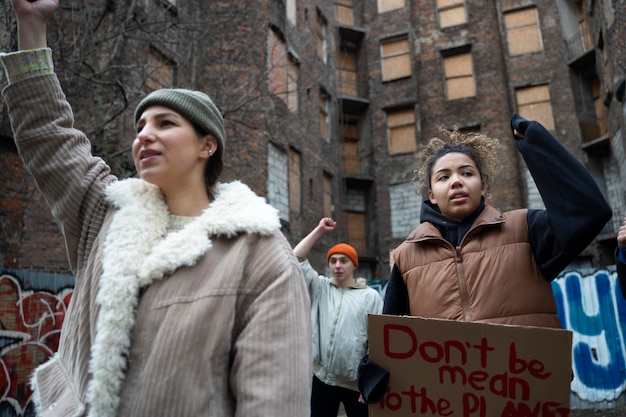 Personas protestando por el día mundial del medio ambiente.