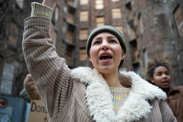 Personas protestando por el día mundial del medio ambiente.